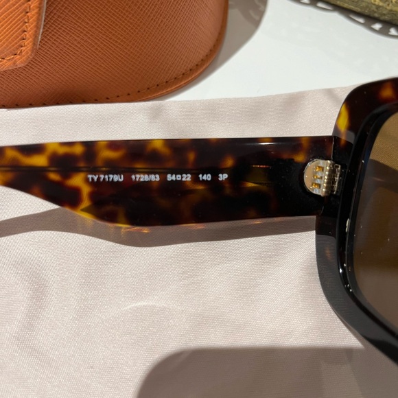 🤎Tory Burch Dark Tortoise Sunglasses🤎 - Picture 4 of 8